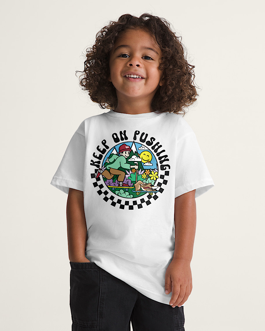 små barn fortsätter att pusha t-shirt