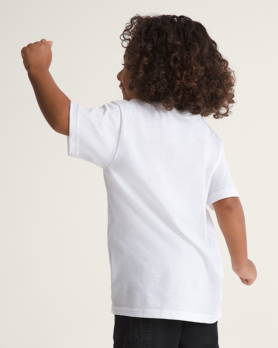 små barn fortsätter att pusha t-shirt